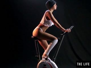 Monada sweaty adolescente fornicando un exercise bike asiento.