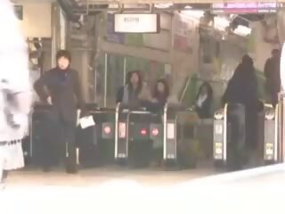東京 列車 女の子