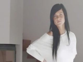 Ainutlaatuinen blackhaired malli kanssa pisamia